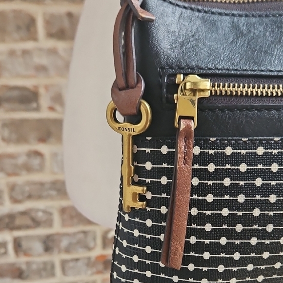 Fossil Stylish Black and Brown Crossbody Bag - Picture 2 of 8